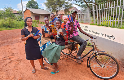 In entlegenen Dörfern sind Fahrräder für die kirchlichen Laienmitarbeiter:innen eine willkommene Hilfe.